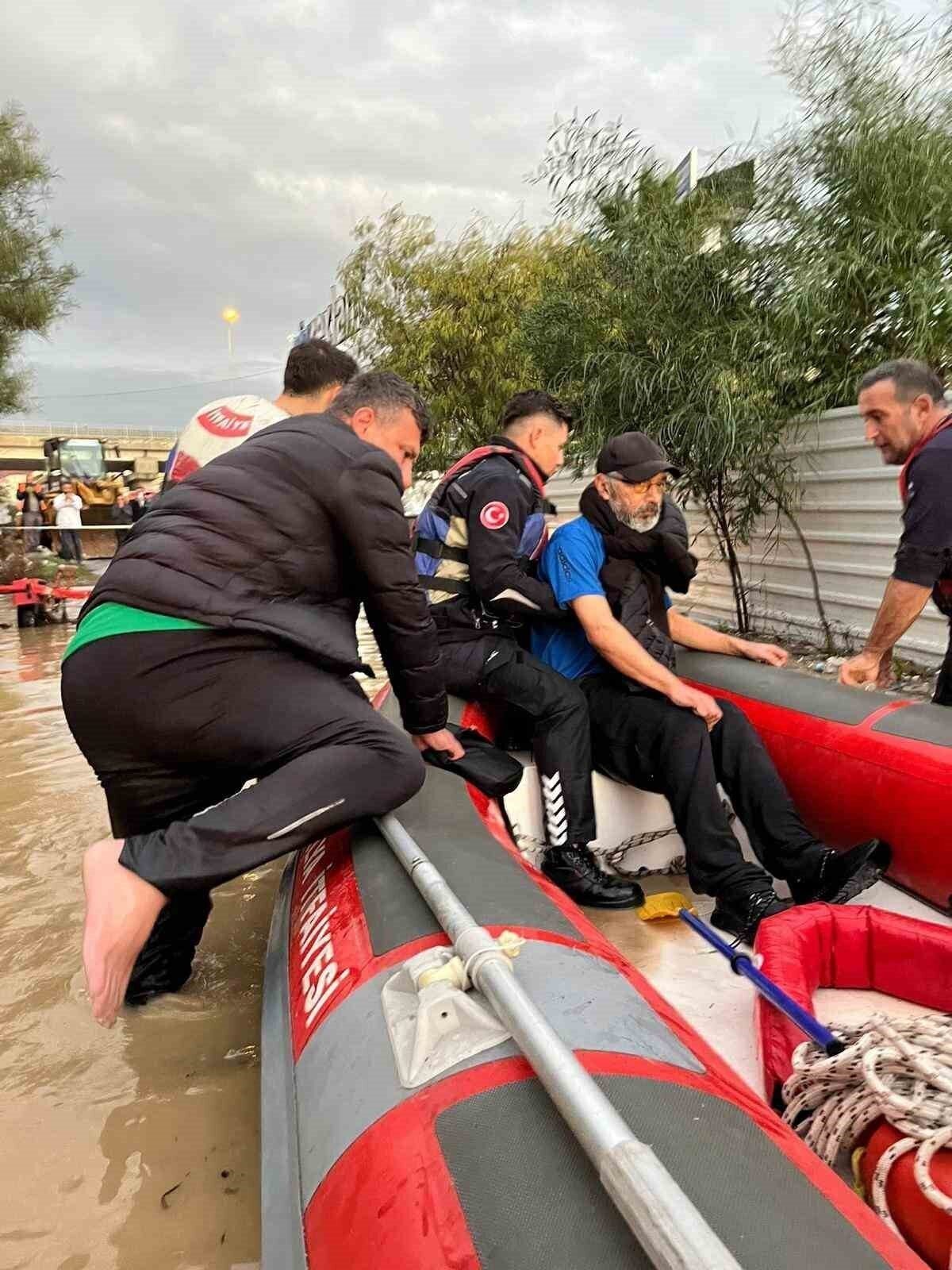 Manavgat’taki su baskınlarında mahsur kalan vatandaşlar botla kurtarıldı