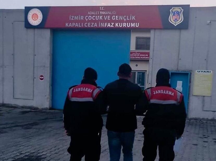 Manisa’da 22 yıl hapis cezası ile aranan 17 yaşındaki genç tutuklandı Manisa’nın Şehzadeler ilçesi Aşağıçobanisa Mahallesinde devriye atan jandarma ekipleri tarafından