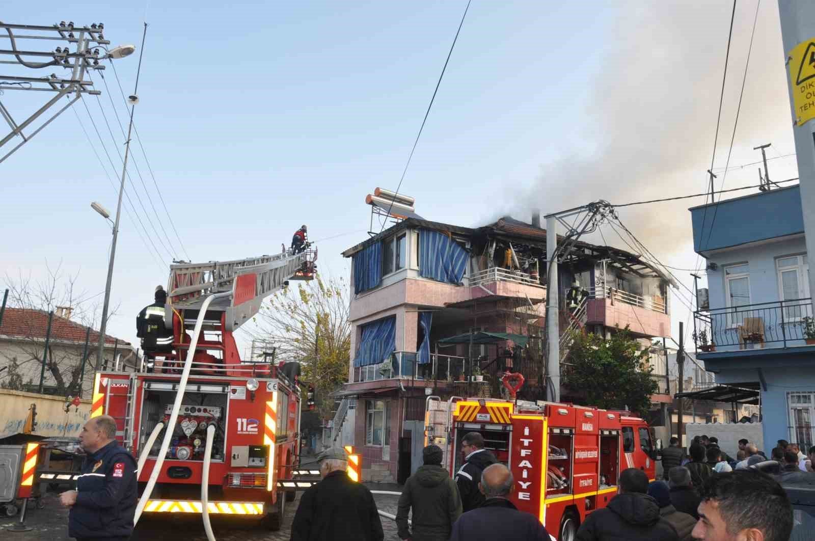 Manisa’nın Salihli ilçesinde 3 katlı binada çıkan yangın, dehşet dolu