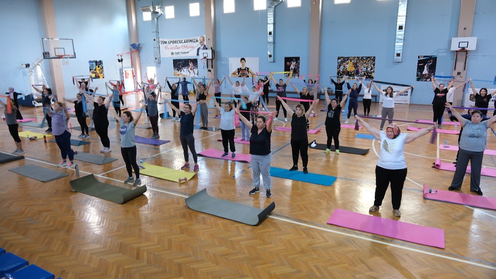 Menemenli bayanlar, fiyatsız pilates kursunda buluştu