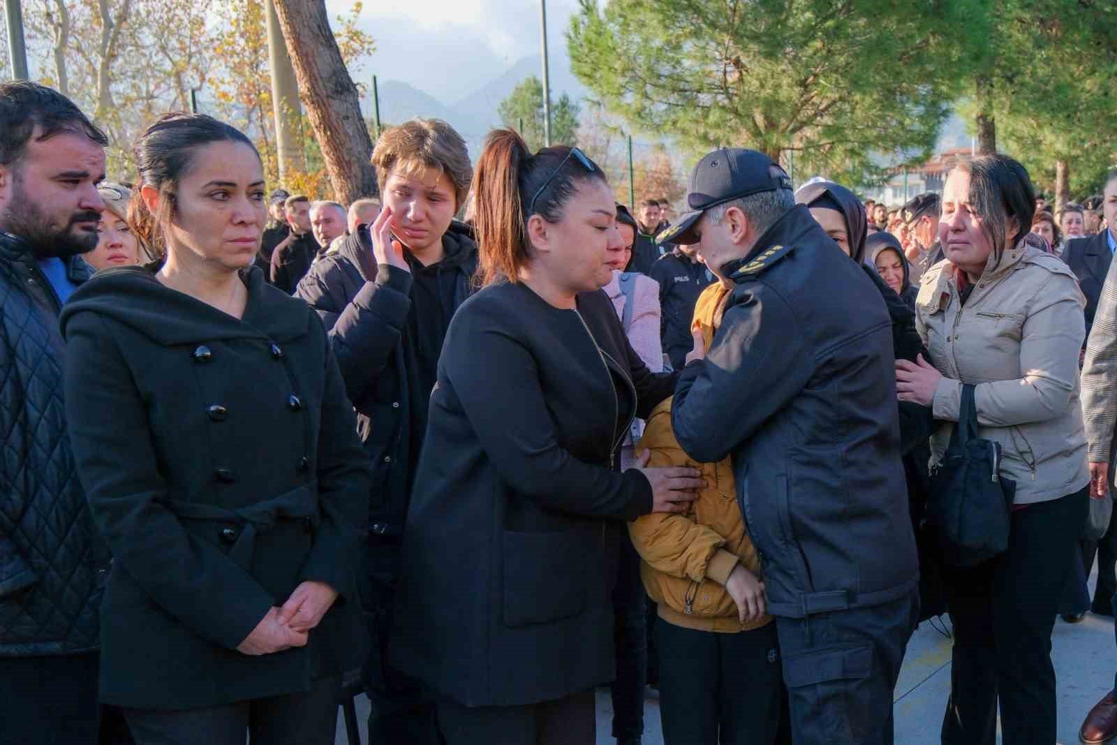 Misyon esnasına hayatını kaybeden polis memuru için merasim düzenlendi