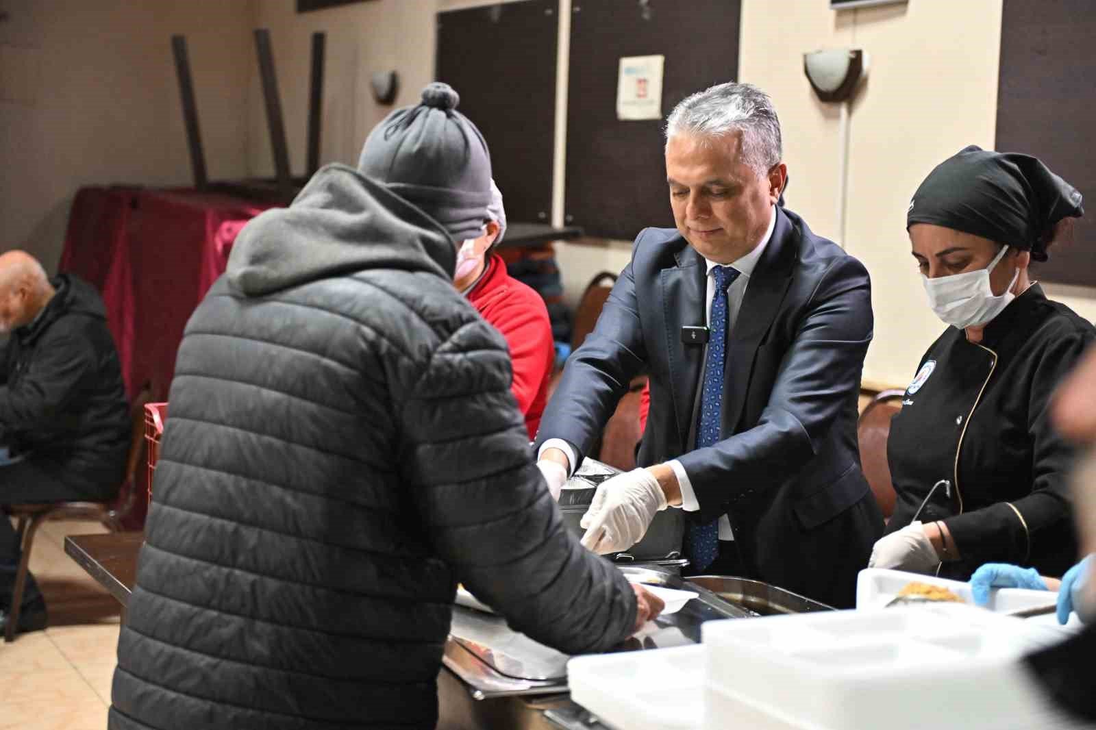 Muratpaşa Belediye Başkanı Ümit Uysal, belediyenin aşevini ziyaret ederek Muratpaşalı