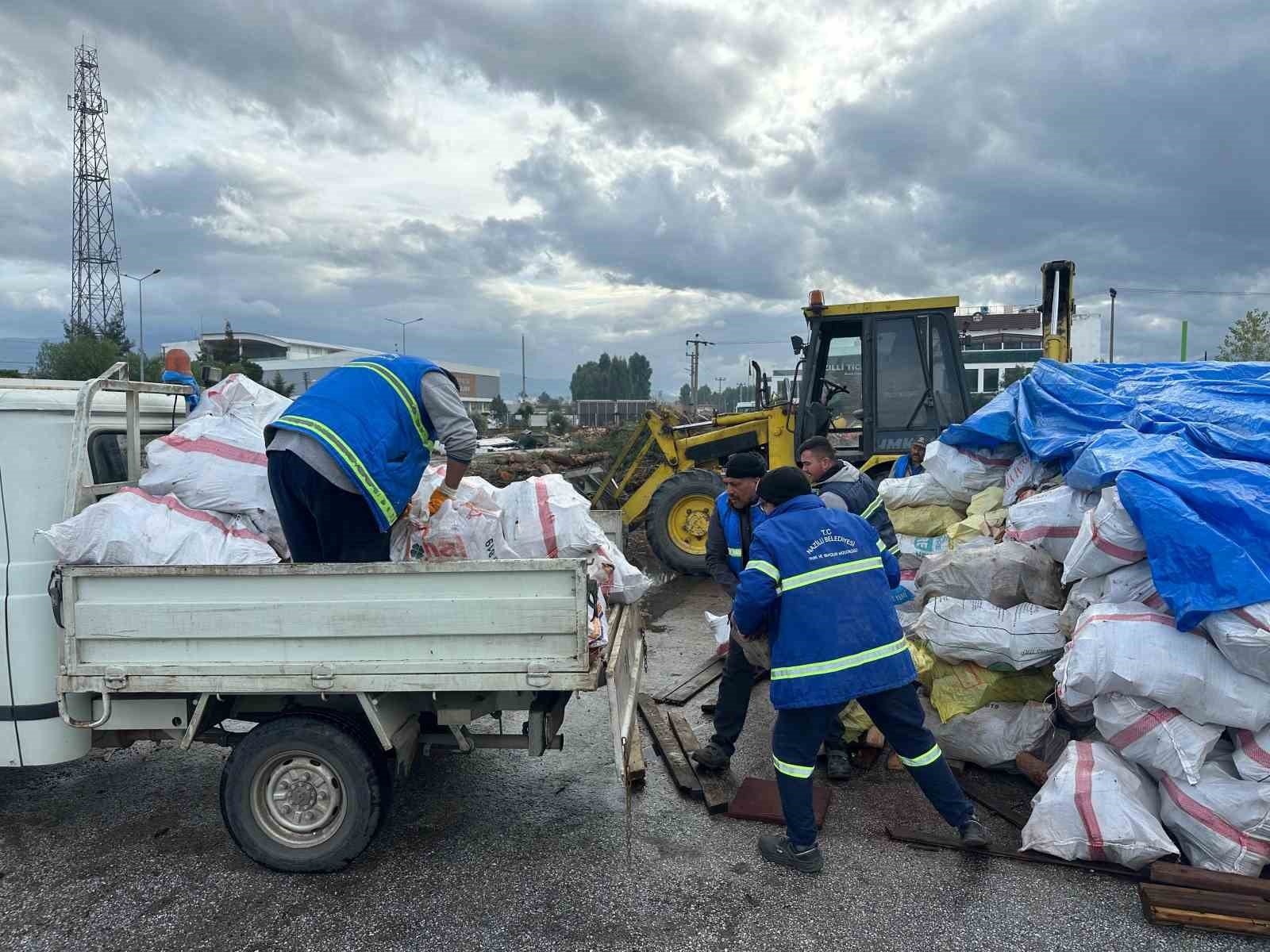 Nazilli Belediyesi, Park ve Bahçeler Müdürlüğü şantiyesinde yakacak haline getirilen