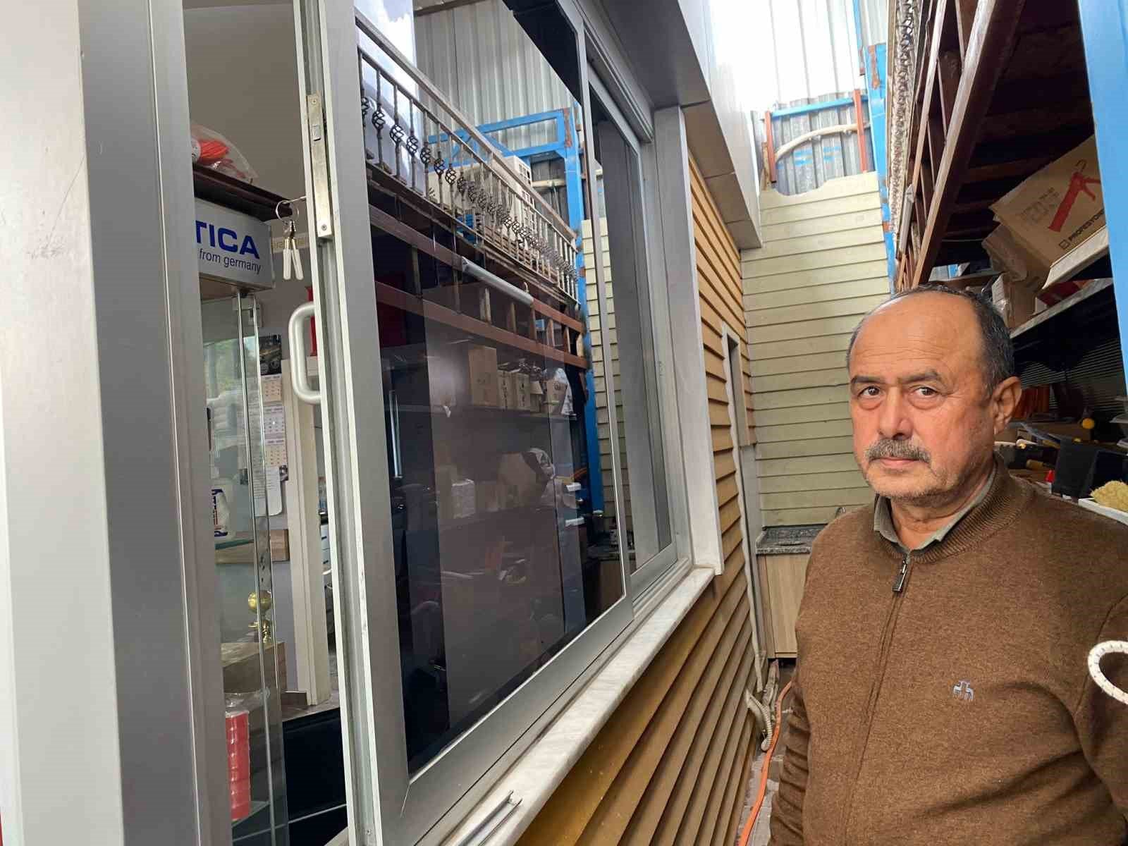 Antalya’da cep telefonunu fener yapıp elindeki havalı tüfekle iş yerini