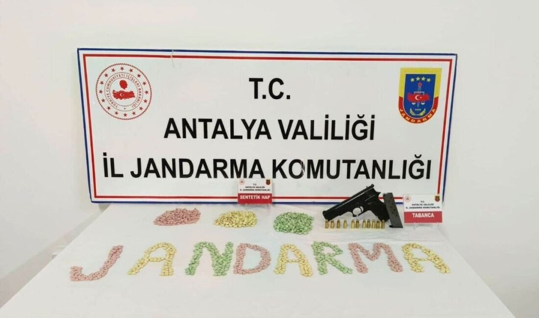 Otomobil koltuğuna gizlenmiş bin 600 adet ecstacy bulundu Antalya’nın Gazipaşa ilçesinde jandarma ekiplerince yapılan yol kontrol uygulamasında doğu
