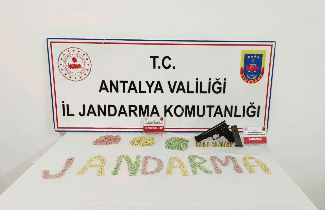 Otomobil koltuğuna gizlenmiş bin 600 adet ecstacy bulundu Otomobil koltuğuna gizlenmiş bin 600 adet ecstacy bulundu