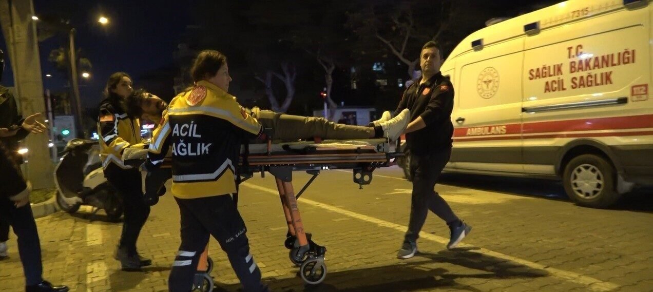 Otomobile çarpıp refüjde durabilen motosiklet sürücüsü yaralandı Otomobile çarpıp refüjde durabilen motosiklet sürücüsü yaralandı