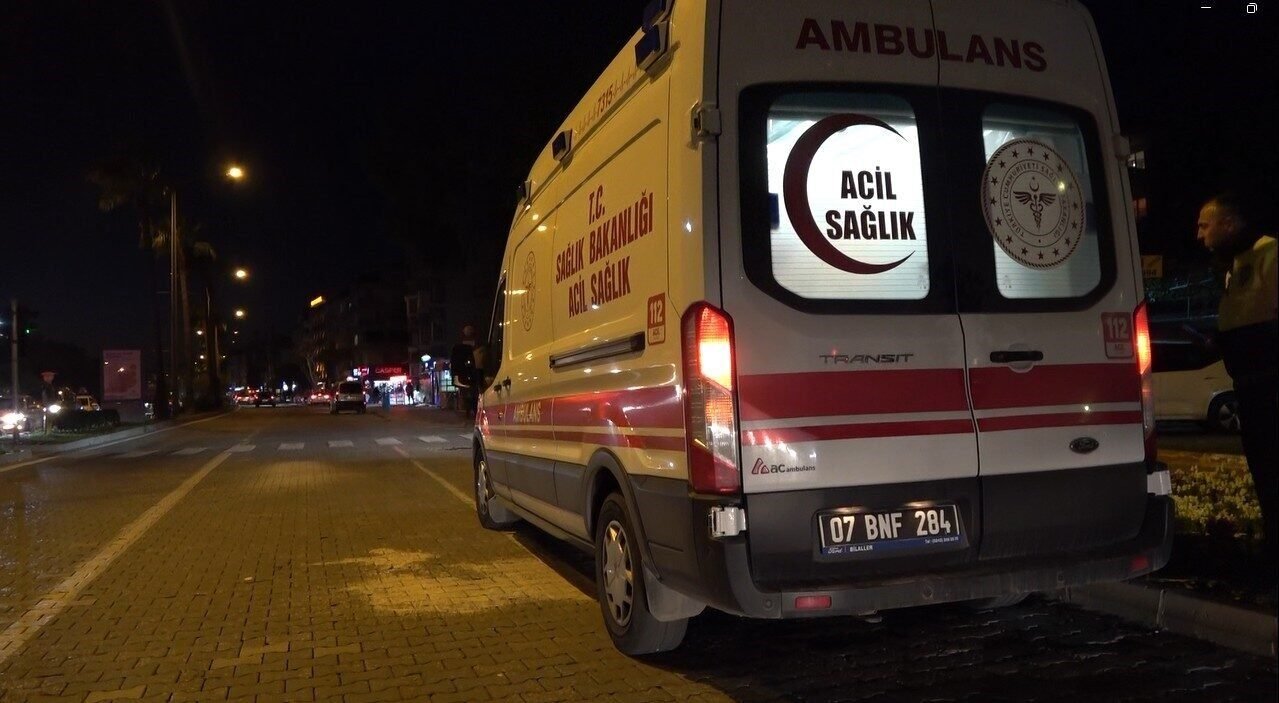 Otomobile çarpıp refüjde durabilen motosiklet sürücüsü yaralandı