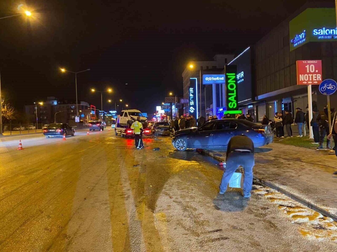 Park halindeki 2 araca çarpan sürücü, yaralı 3 arkadaşını bırakıp kaçtı