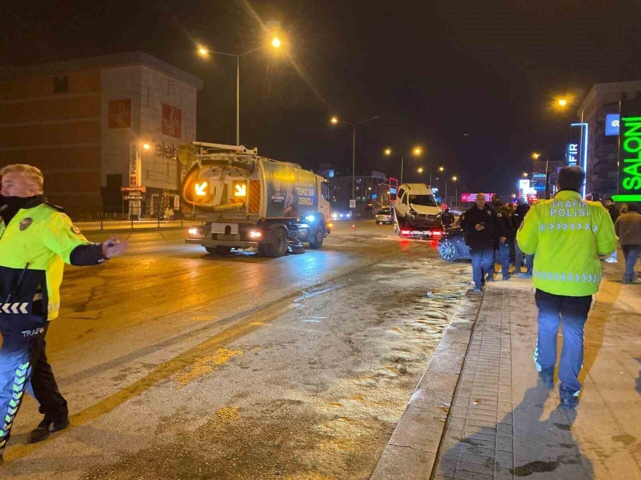 Park halindeki 2 araca çarpan sürücü, yaralı 3 arkadaşını bırakıp kaçtı