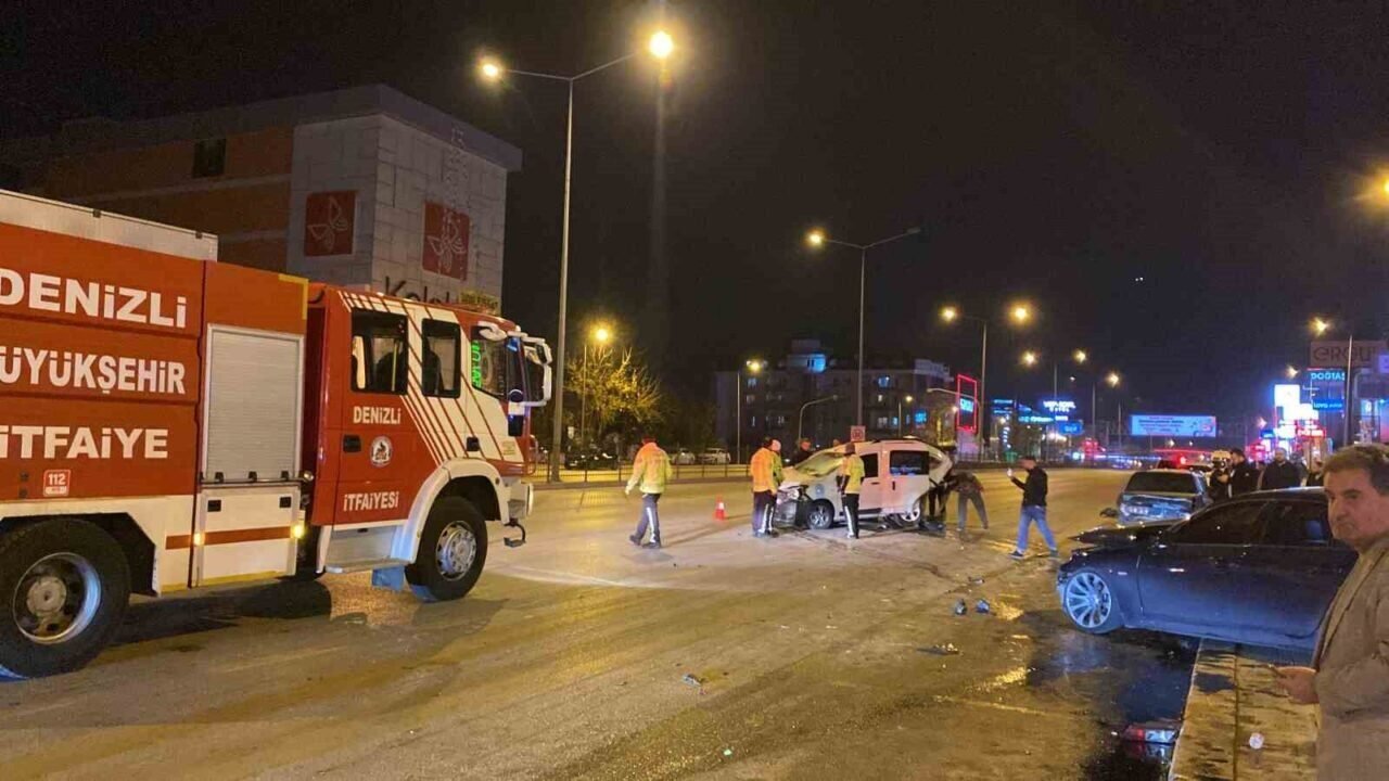Park halindeki 2 araca çarpan sürücü, yaralı 3 arkadaşını bırakıp kaçtı