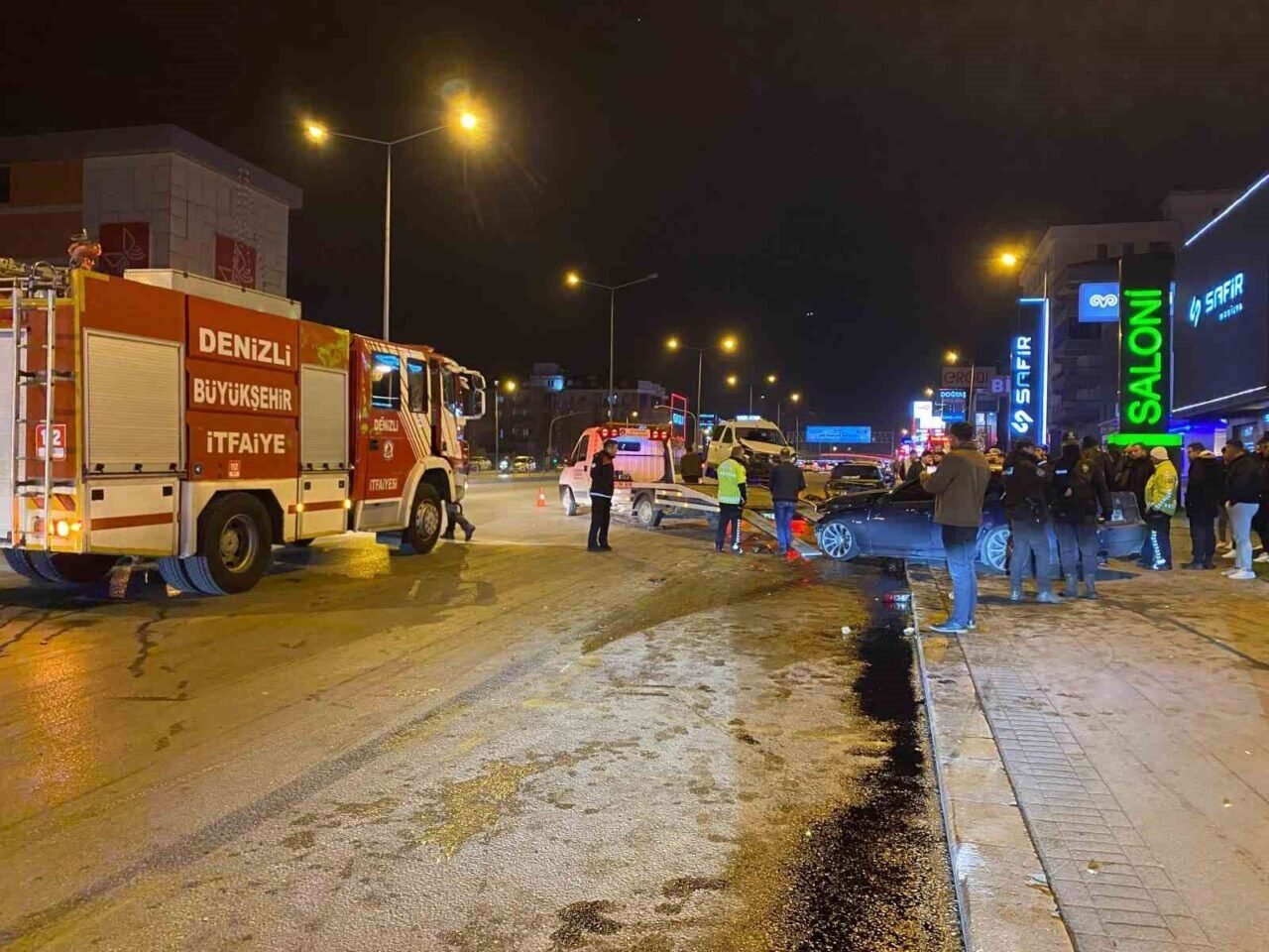 Park halindeki 2 araca çarpan sürücü, yaralı 3 arkadaşını bırakıp kaçtı
