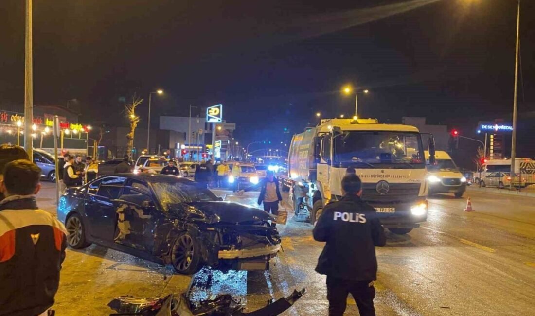 Denizli’nin Pamukkale ilçesinde lüks otomobil, aniden yola çıkan motosiklete çarpmamak