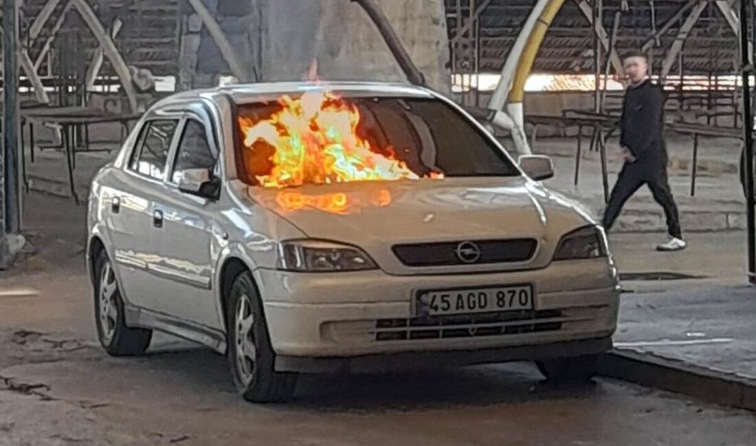 Manisa’nın Alaşehir ilçesinde park halindeyken alev alan bir otomobil korku