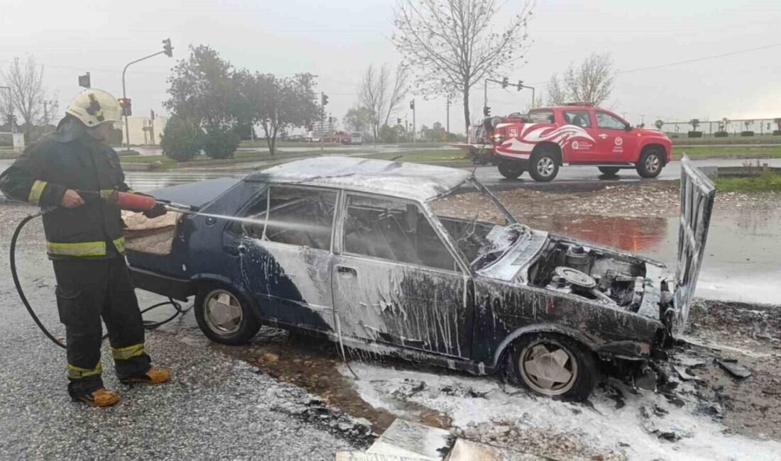 Antalya’nın Manavgat ilçesinde bir iş yerinin önünde park halindeki Tofaş