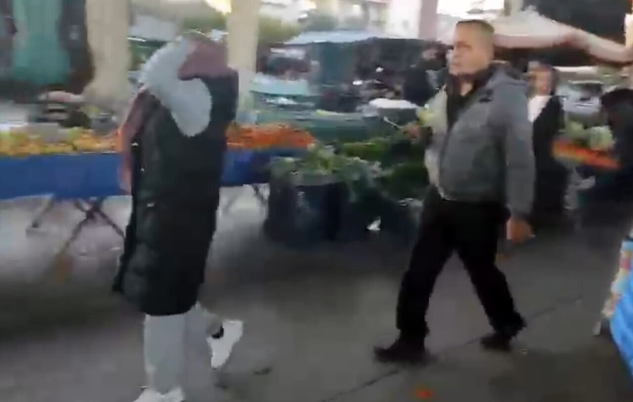 Pazar yerinde çantasındaki 18 bin 500 lirası çalınan kadın sinir krizi geçirdi Pazar yerinde çantasındaki 18 bin 500 lirası çalınan kadın sinir krizi geçirdi
