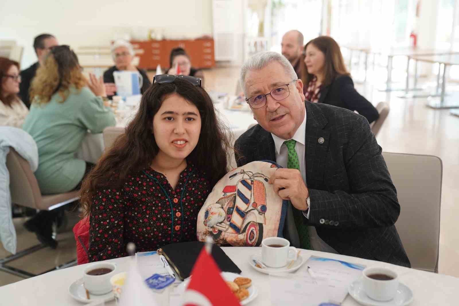 Rektör Prof. Dr. Budak ’Akşam Çayı’nda engelli öğrencilerle bir ortaya geldi