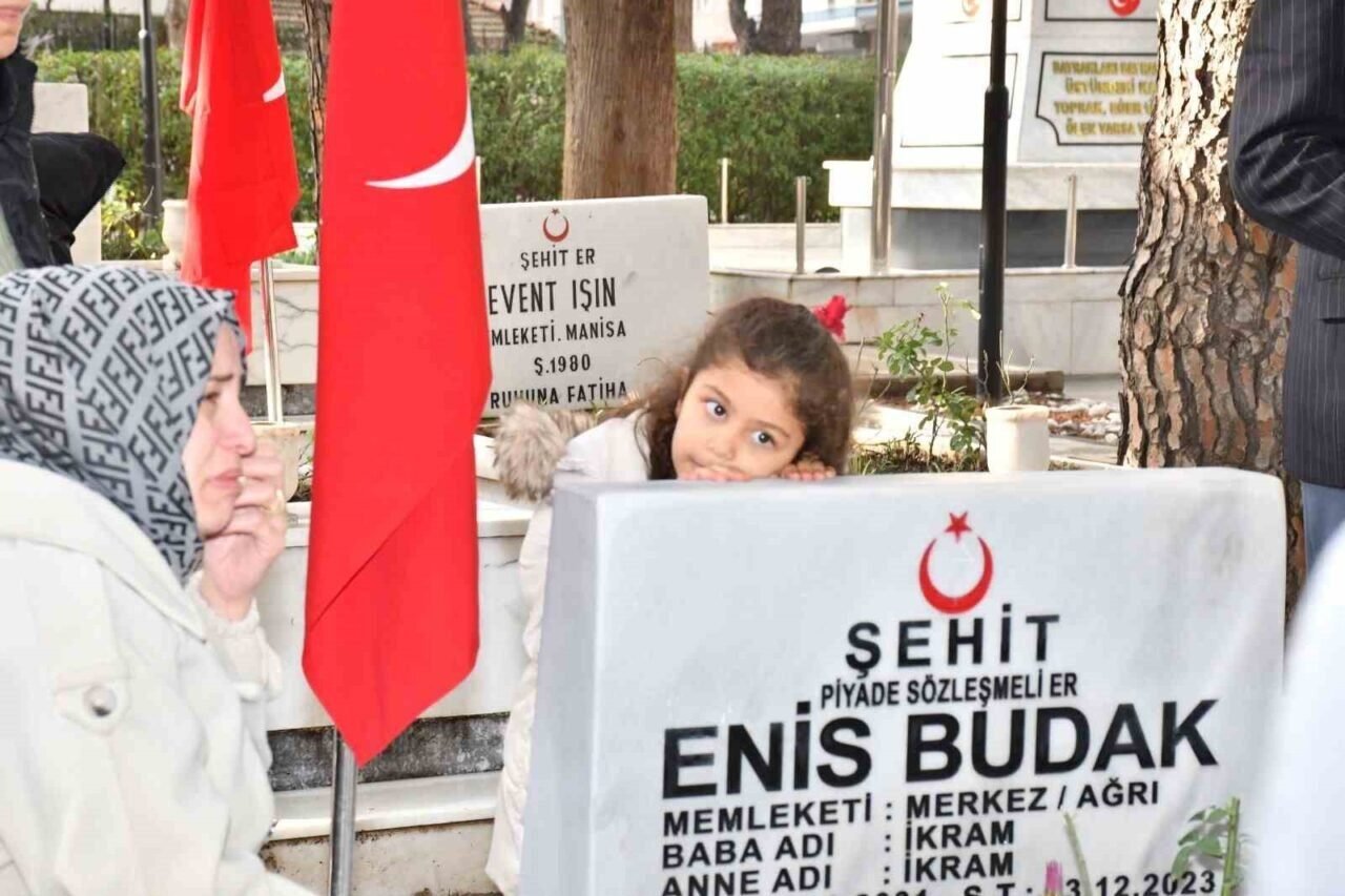 Şehit Enis Budak mezarı başında anıldı Şehit Enis Budak mezarı başında anıldı