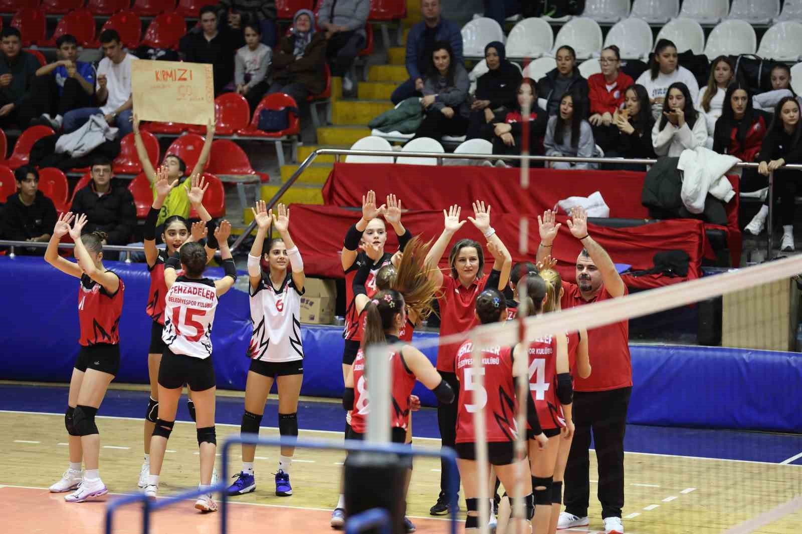 Manisa Atatürk Spor Salonu’nda oynanan vilayet birinciliği karşılaşmasında Şehzadeler Belediyesi