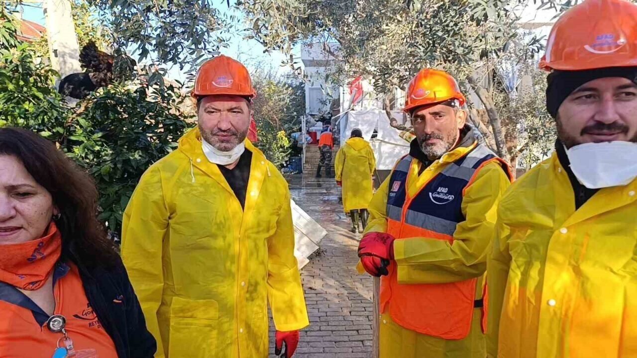 Sel felaketi sonrası kümese girmeye korkan tavuklar ağaçta uyumaya başladı