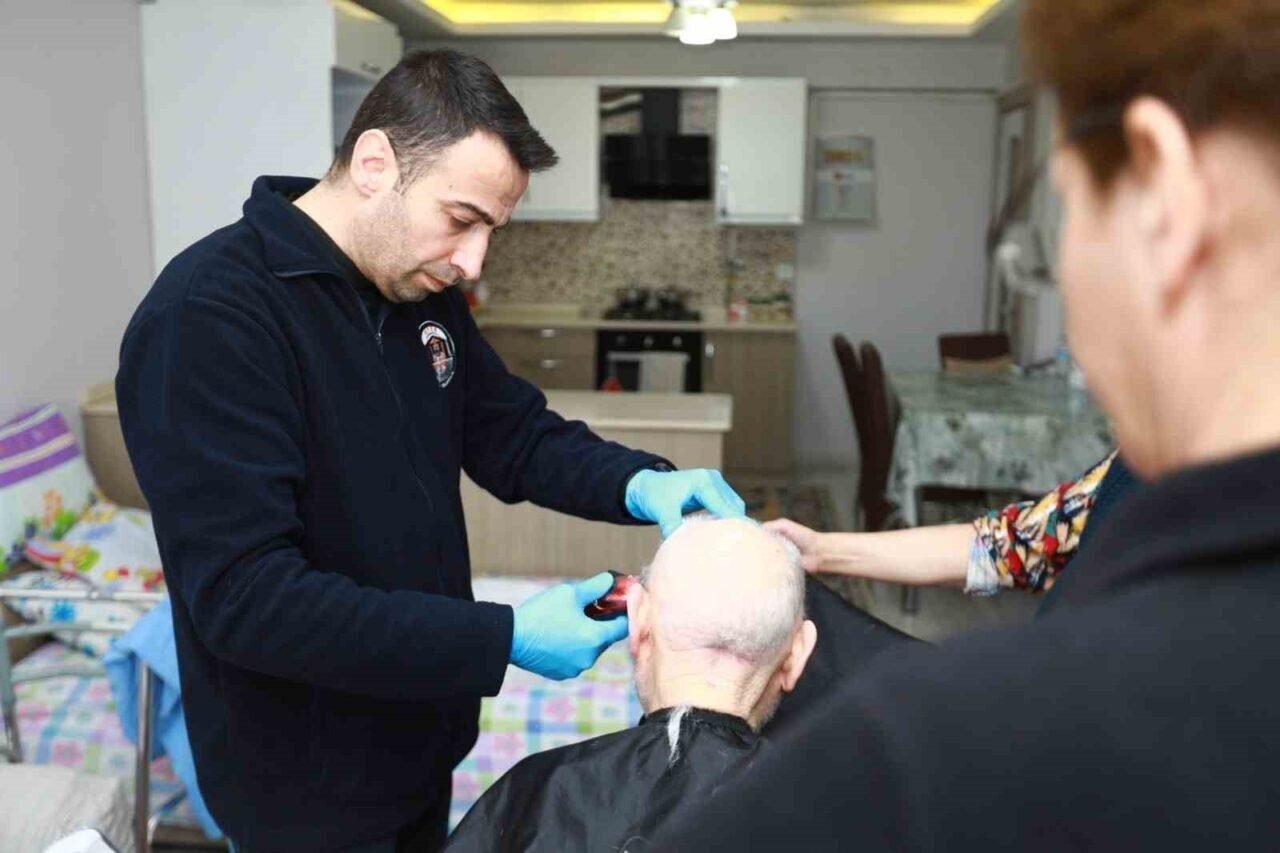 Selçuk’ta, ’Evde Kişisel Bakım Hizmeti’ vatandaşların yüzünü güldürüyor Selçuk’ta, ’Evde Kişisel Bakım Hizmeti’ vatandaşların yüzünü güldürüyor