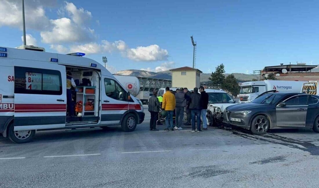 Söke-Milas yolu üzeri Muradiye Kavşağı’nda hafif ticari araç ile otomobilin