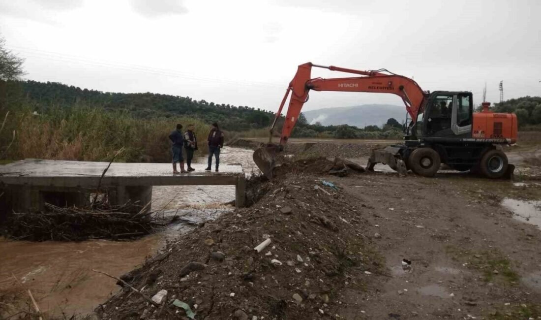 Aydın’ın Sultanhisar ilçesinde belediye ekipleri sağanak yağış sonrası çalışmalarını sürdürüyor.