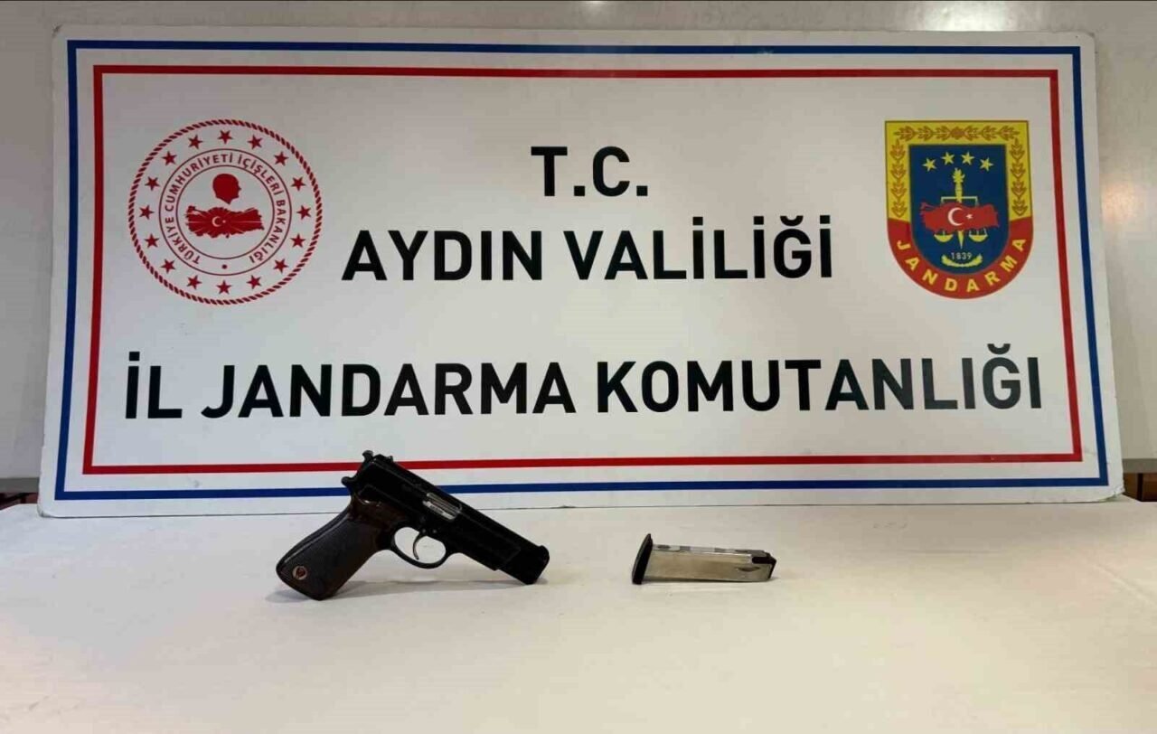Şüphe üzerine durdurulan şahıstan kurusıkı tabanca ele geçirildi Şüphe üzerine durdurulan şahıstan kurusıkı tabanca ele geçirildi