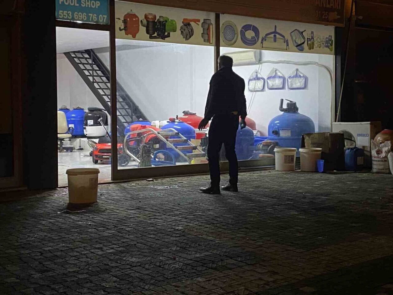 Tartışma kavgaya dönüştü, 1 kişi başına şişe ile vurularak yaralandı