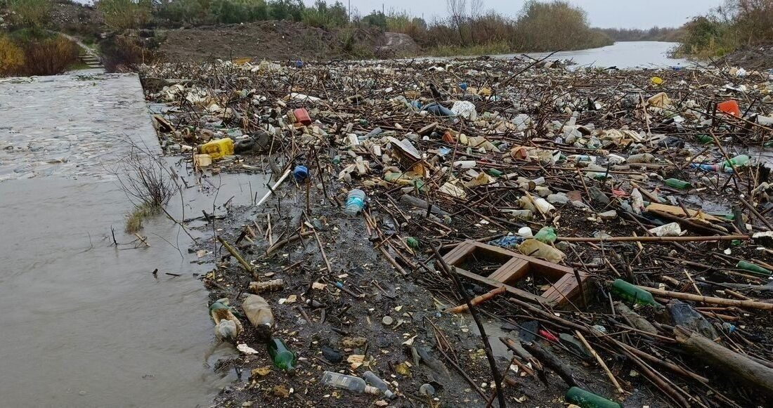 Aydın’ın Söke ilçesine bağlı Sarıkemer’i ikiye bölen ve tarihi Taşköprü’nün