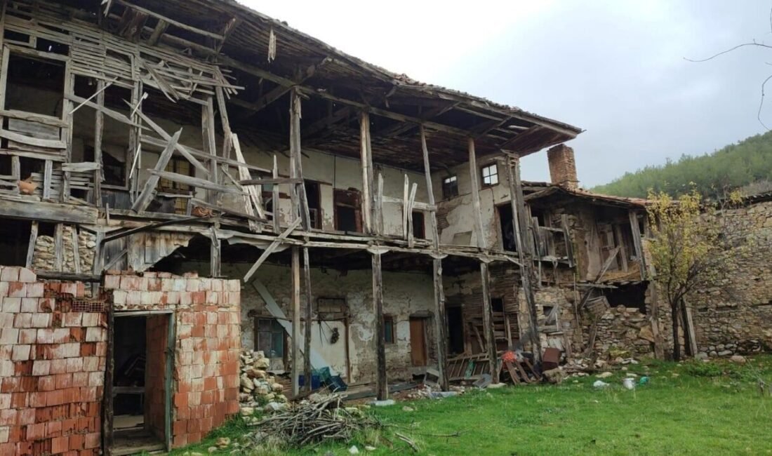 Denizli’nin Tavas ilçesinde bulunan tarihi konağın son hali yürekleri burkuyor.