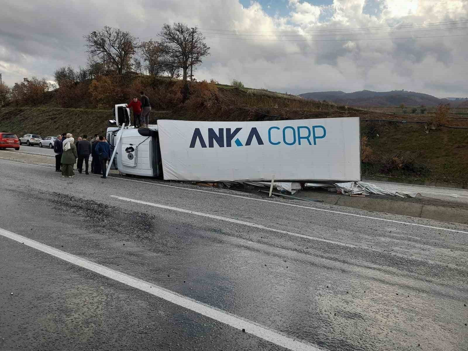 Tır kayganlaşan yolda devrildi; 1 yaralı