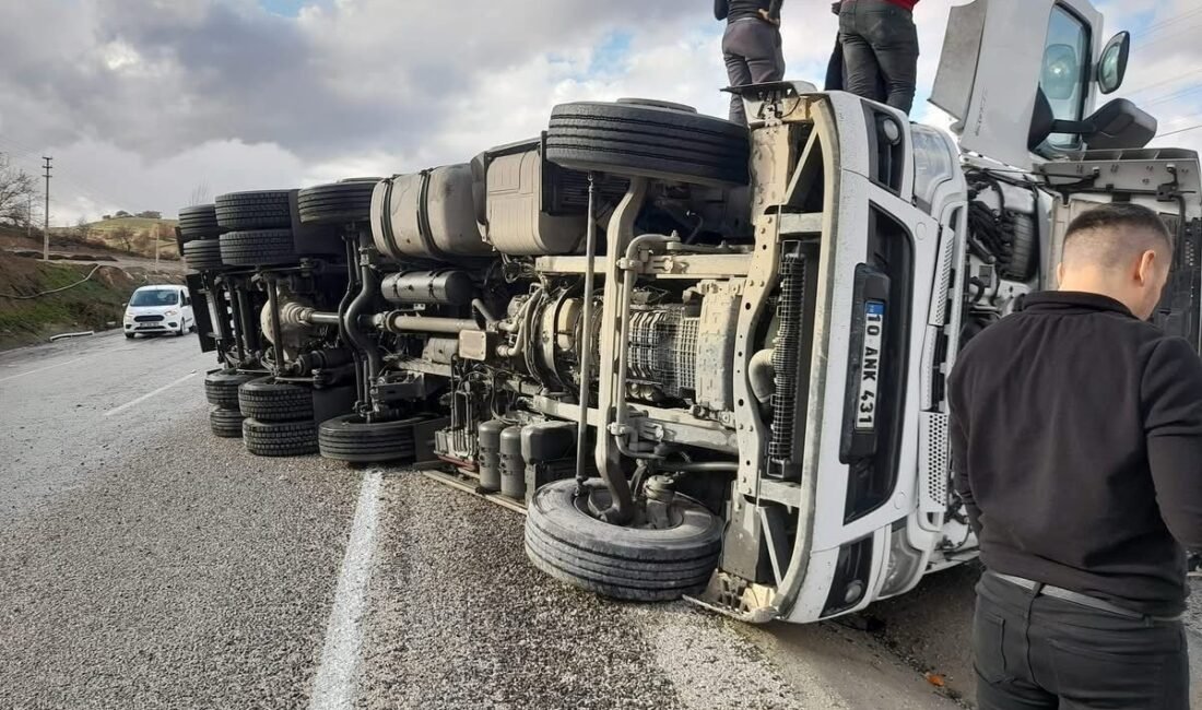 Denizli’nin Buldan ilçesinde yağış sonrası kayganlaşan yolda şoförünün direksiyon hakimiyetini