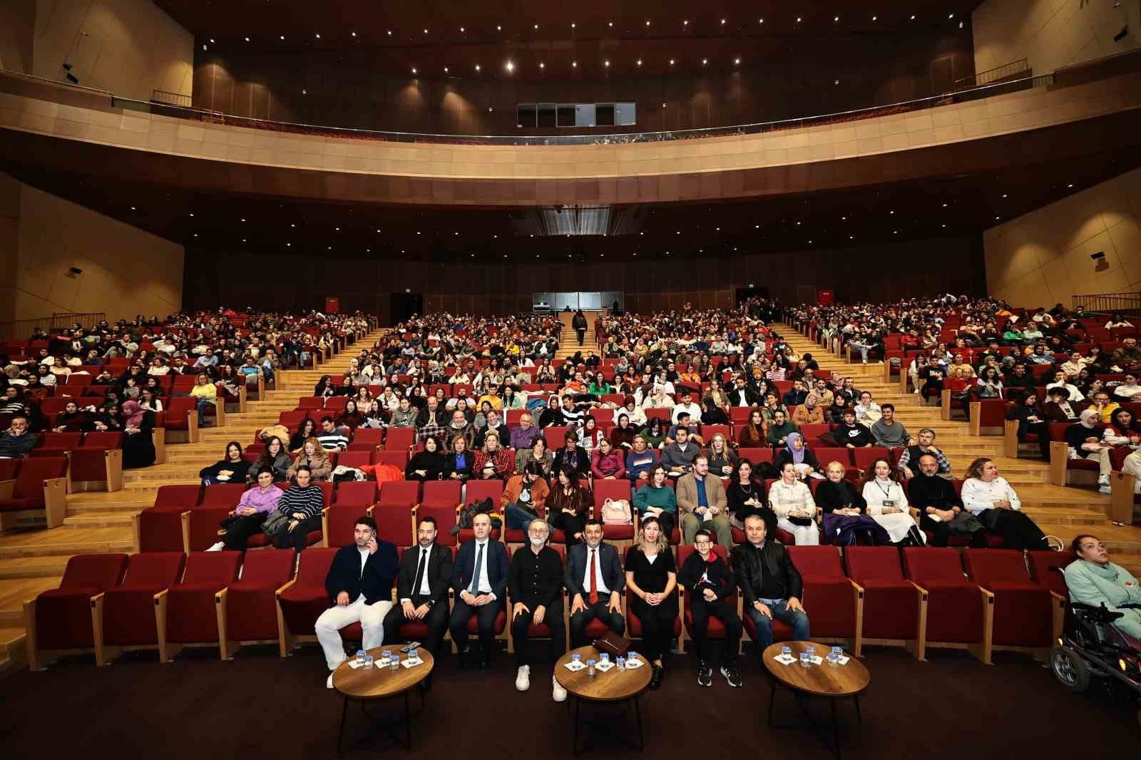 Ünlü sanatçı Kayacan’dan Başkan Çavuşoğlu’na övgü