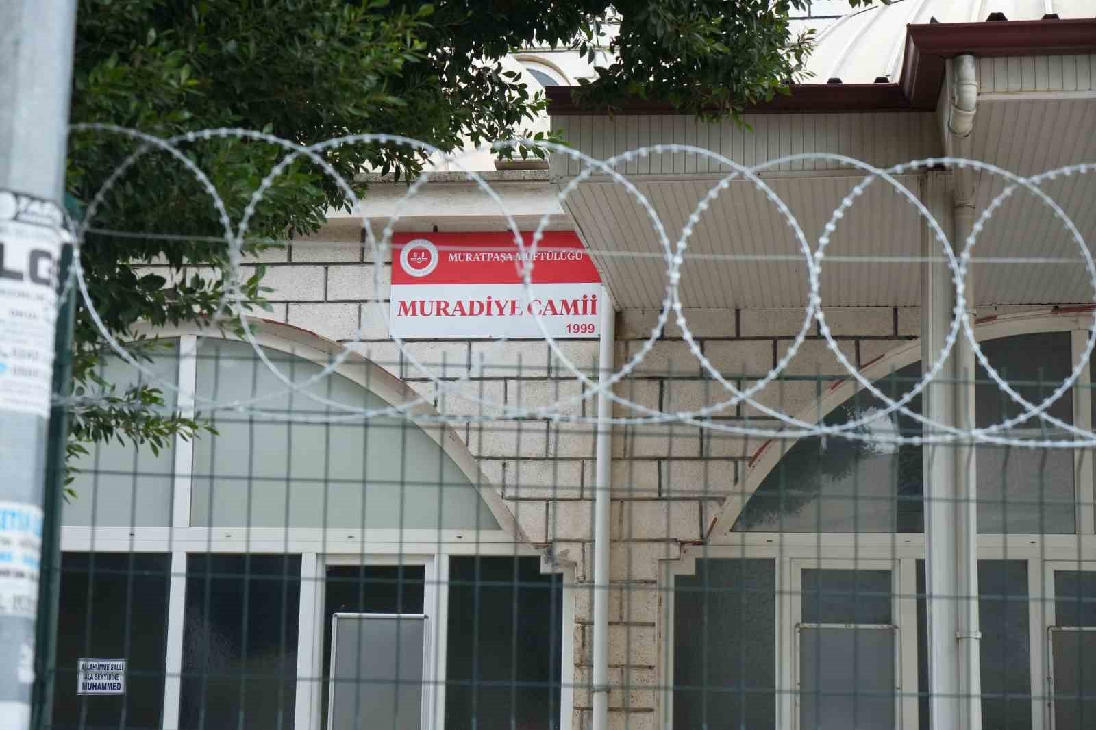 Unsur bağımlıları sebebiyle mescide girmeye çekinen cemaat, cami duvarını dikenli telle çevirdi