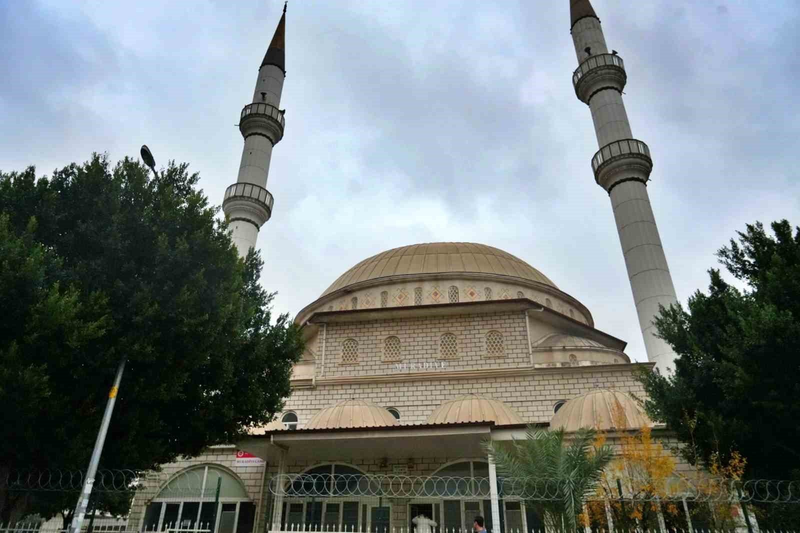 Unsur bağımlıları sebebiyle mescide girmeye çekinen cemaat, cami duvarını dikenli telle çevirdi