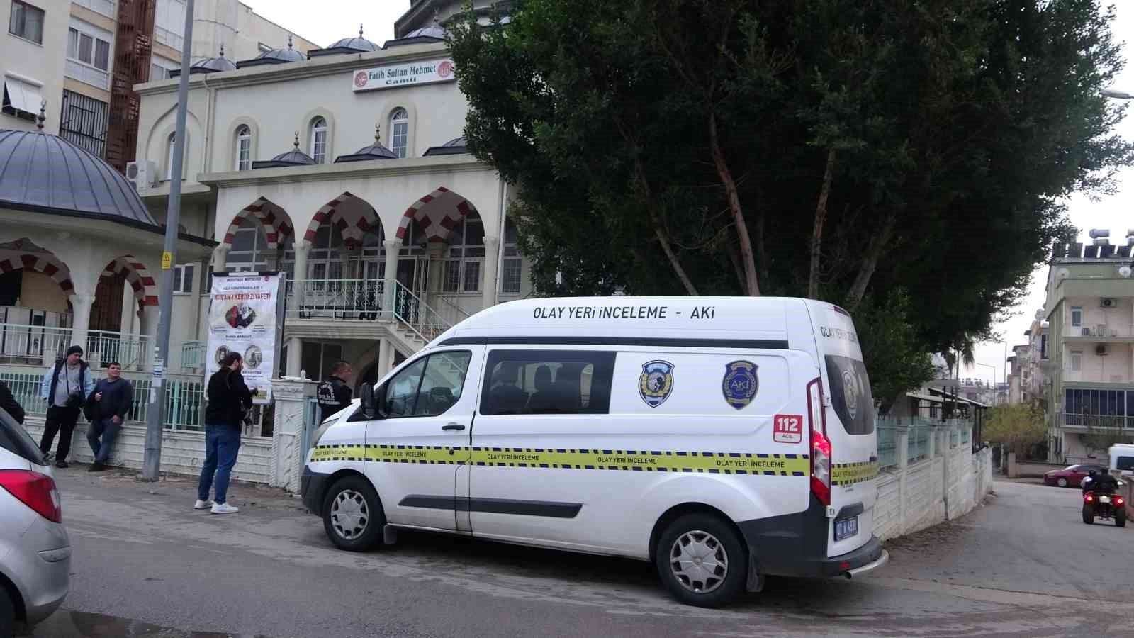 Unsur bağımlıları sebebiyle mescide girmeye çekinen cemaat, cami duvarını dikenli telle çevirdi