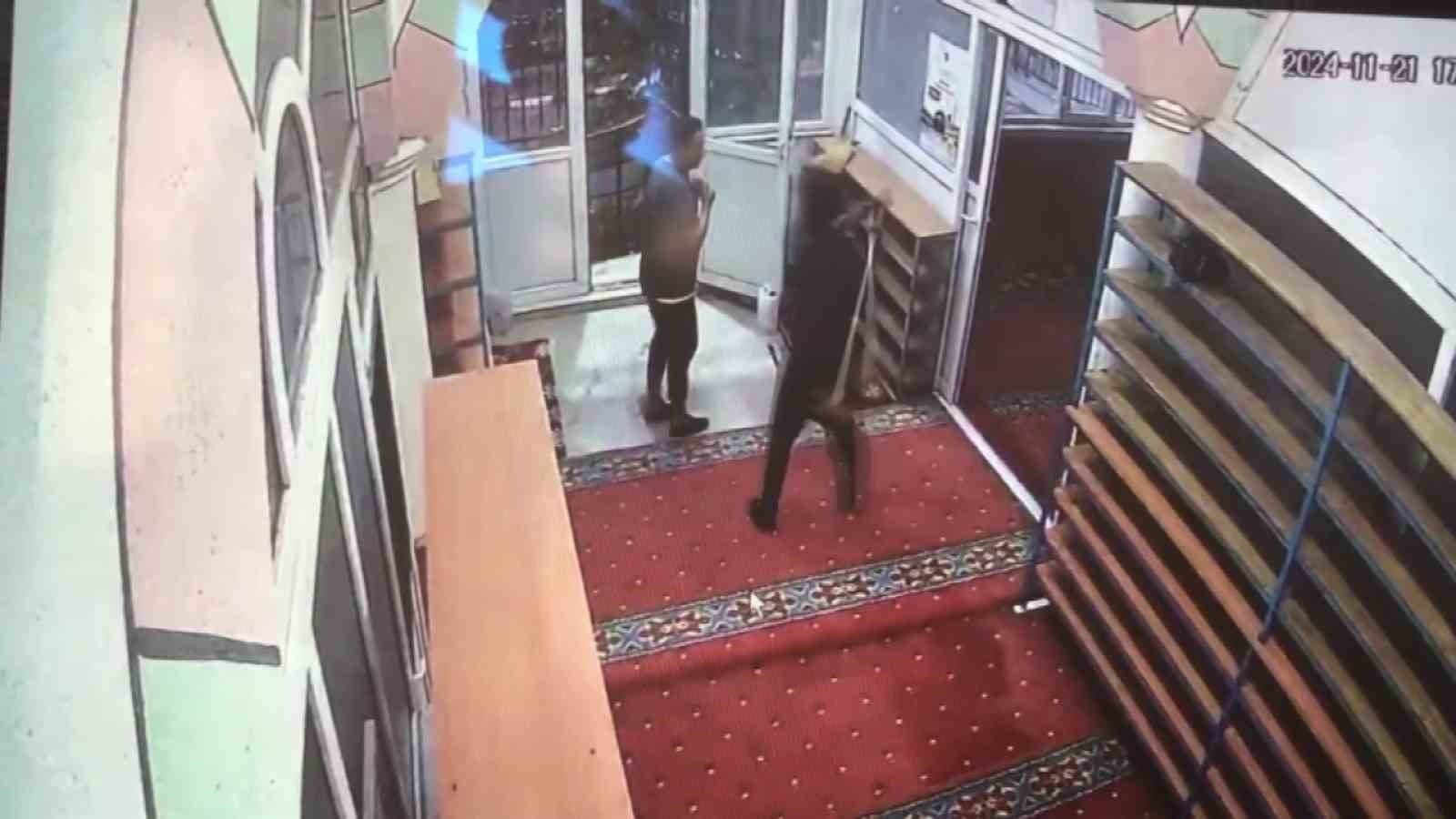 Unsur bağımlıları sebebiyle mescide girmeye çekinen cemaat, cami duvarını dikenli telle çevirdi