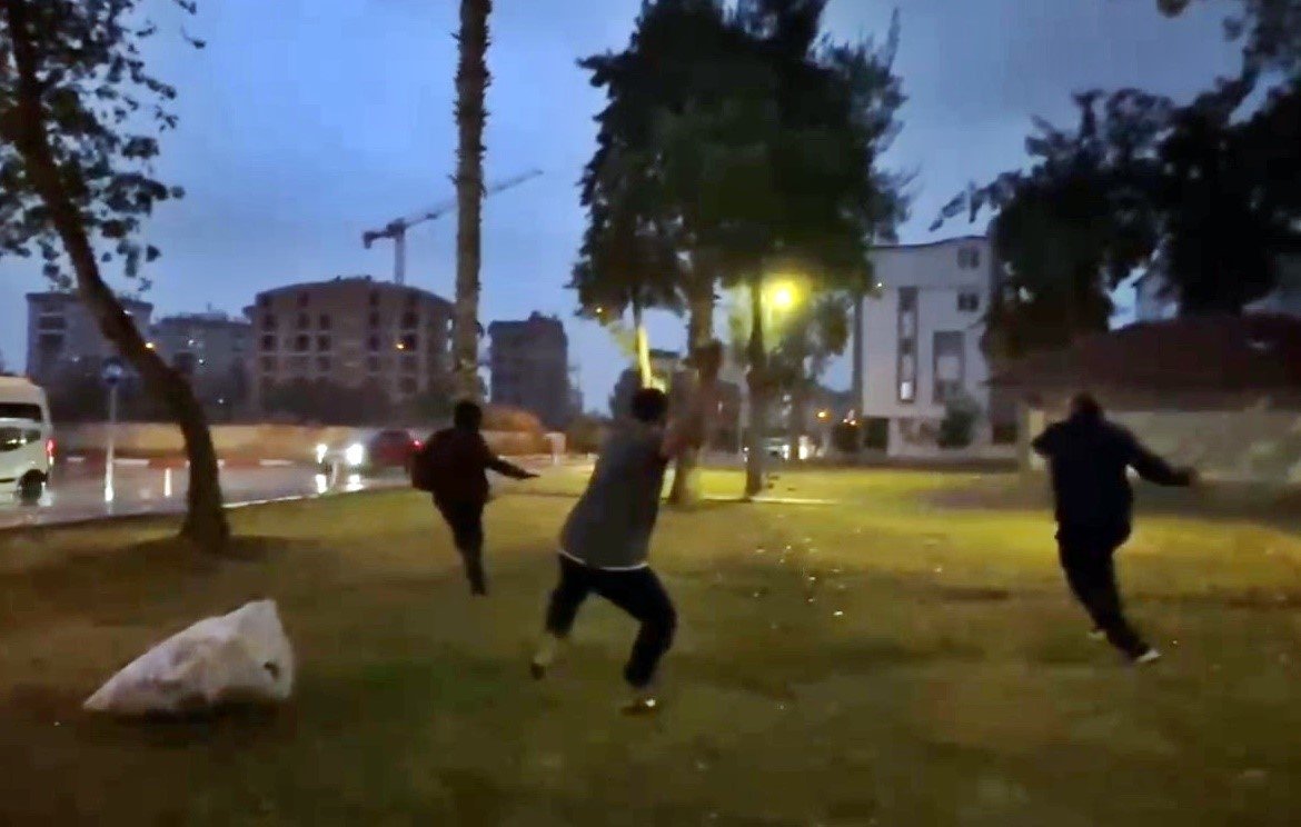 Unsur bağımlıları sebebiyle mescide girmeye çekinen cemaat, cami duvarını dikenli telle çevirdi