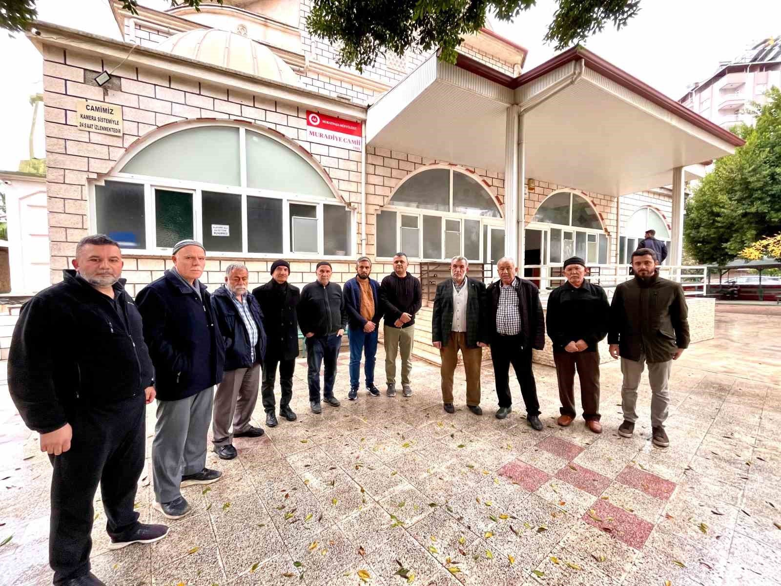 Unsur bağımlıları sebebiyle mescide girmeye çekinen cemaat, cami duvarını dikenli telle çevirdi