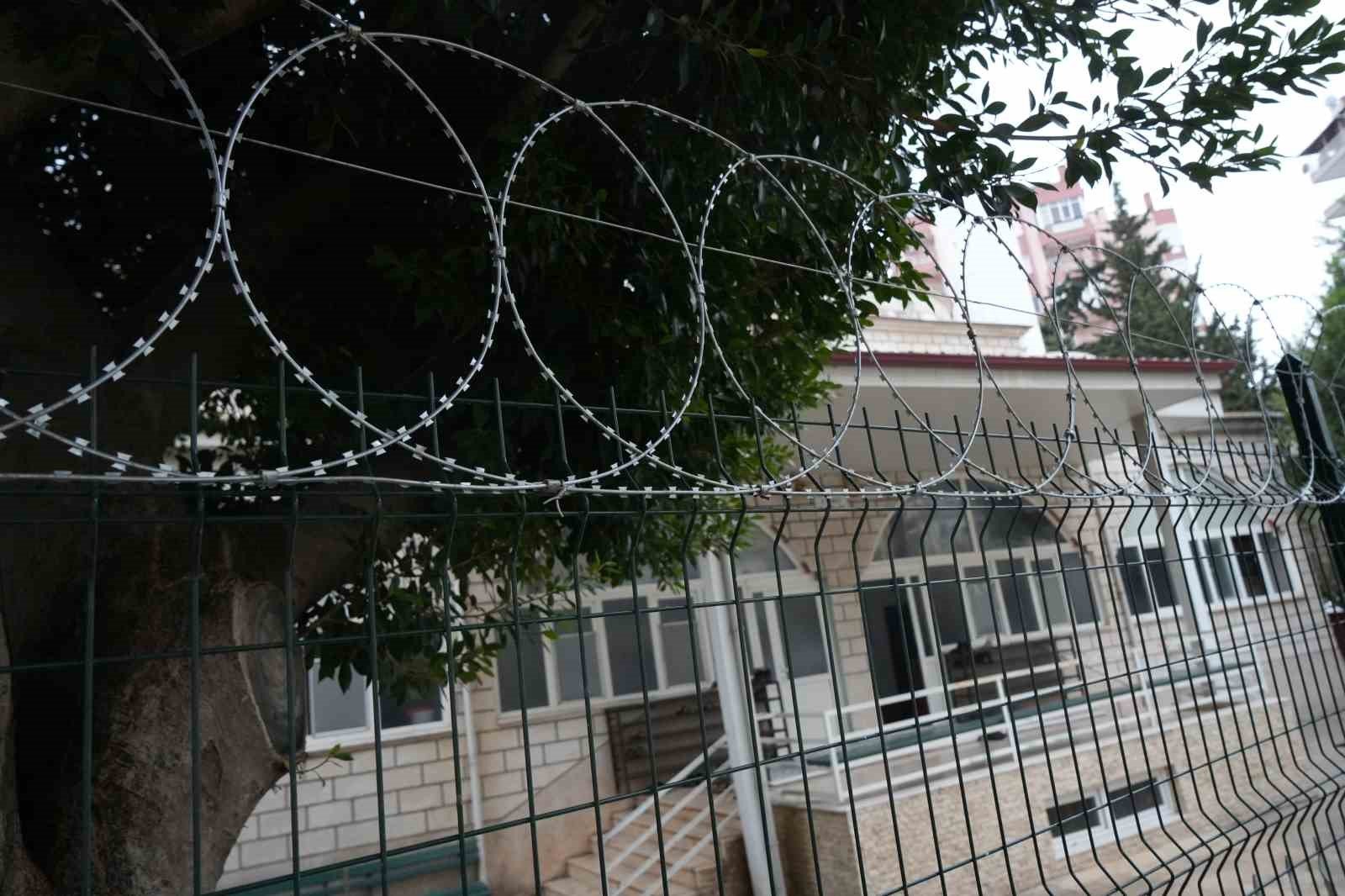 Unsur bağımlıları sebebiyle mescide girmeye çekinen cemaat, cami duvarını dikenli telle çevirdi