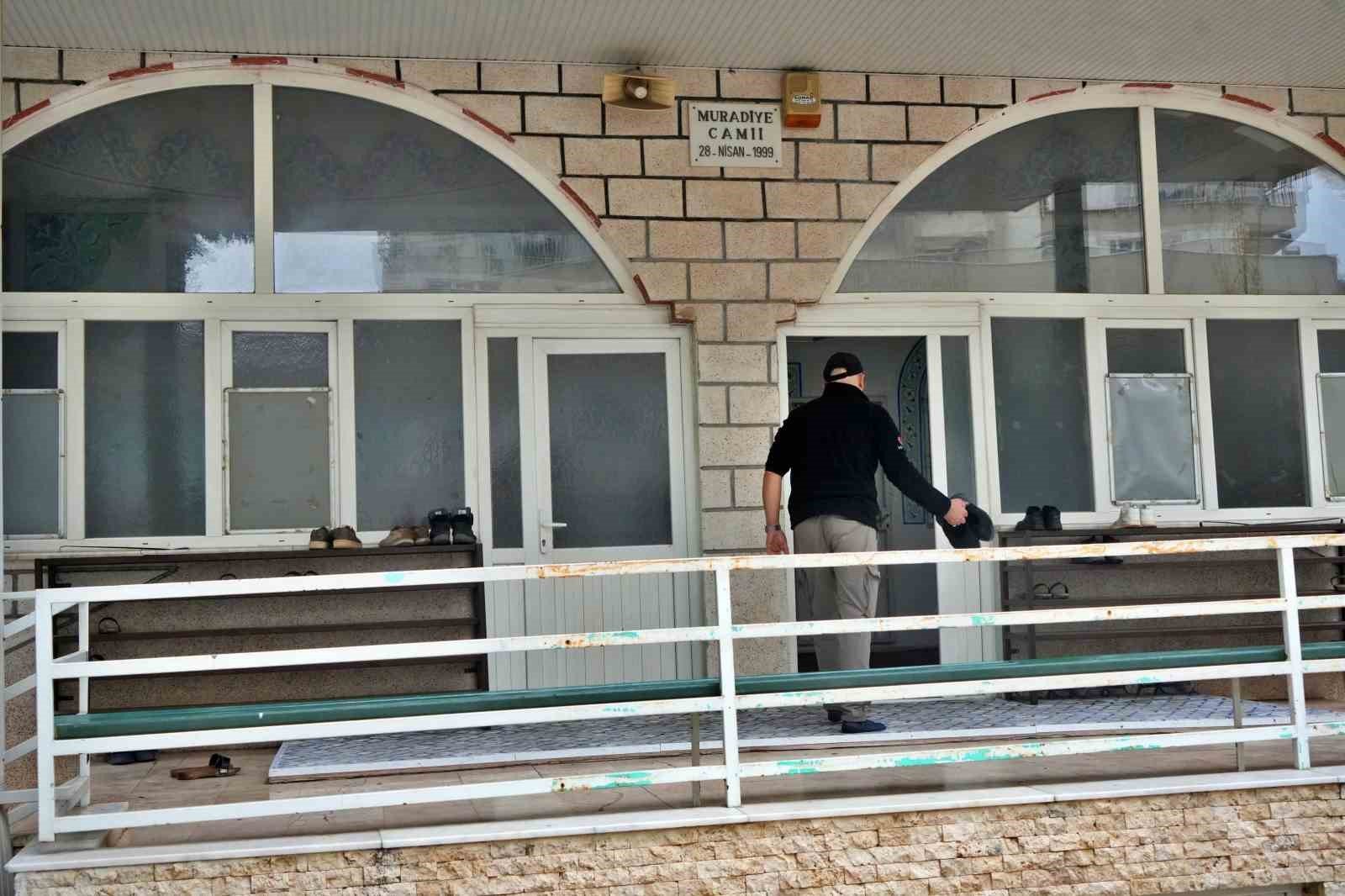 Unsur bağımlıları sebebiyle mescide girmeye çekinen cemaat, cami duvarını dikenli telle çevirdi