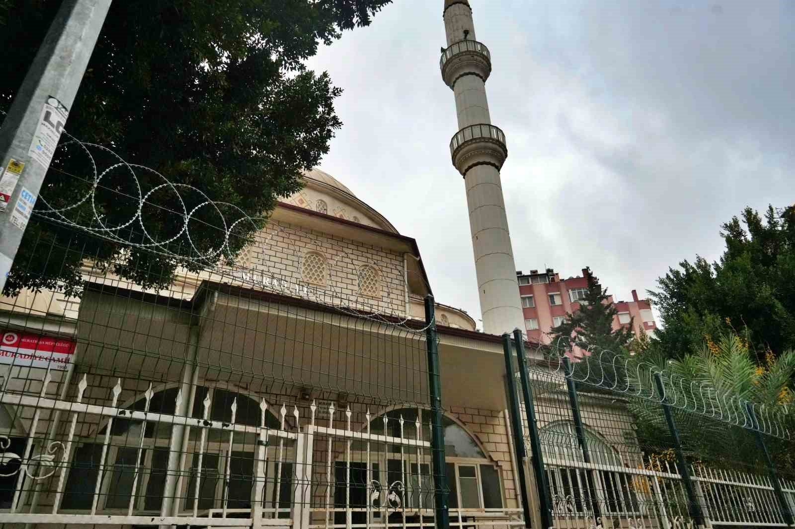 Unsur bağımlıları sebebiyle mescide girmeye çekinen cemaat, cami duvarını dikenli telle çevirdi