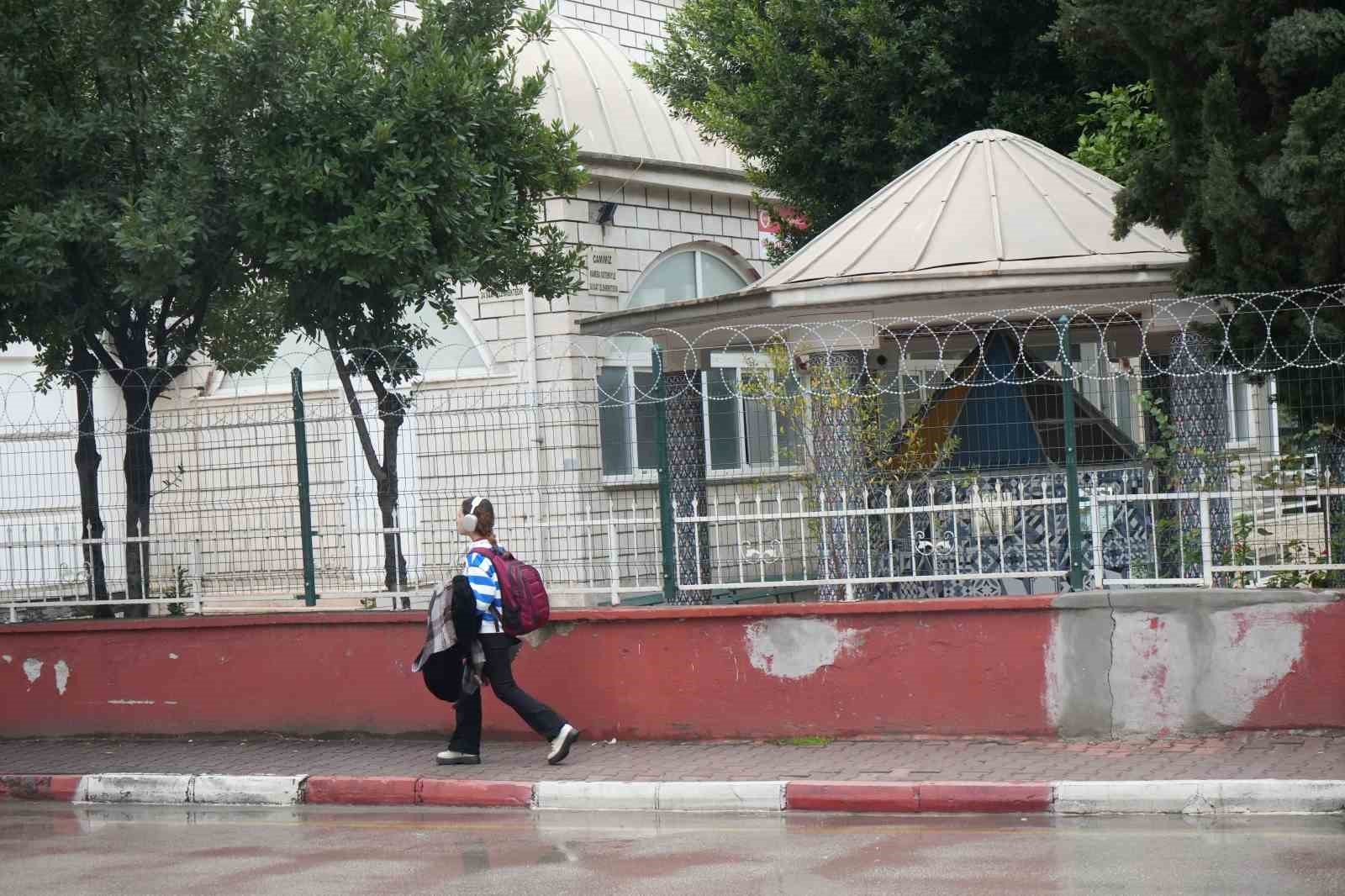 Unsur bağımlıları sebebiyle mescide girmeye çekinen cemaat, cami duvarını dikenli telle çevirdi