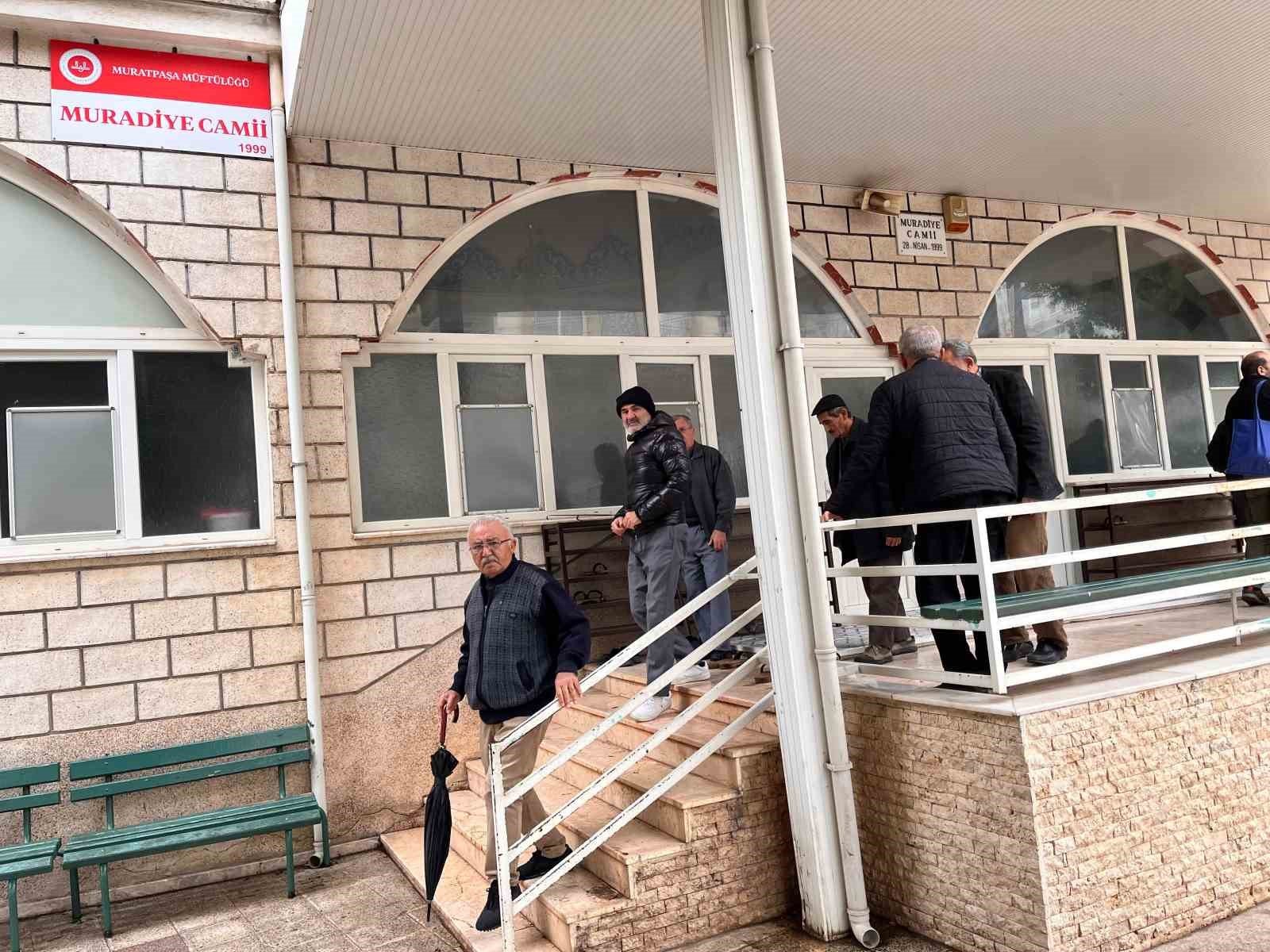 Unsur bağımlıları sebebiyle mescide girmeye çekinen cemaat, cami duvarını dikenli telle çevirdi