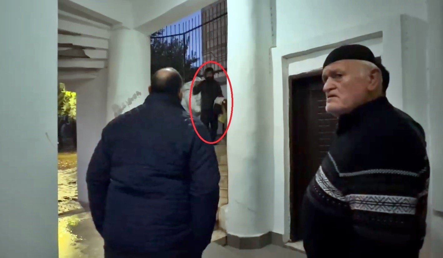 Unsur bağımlıları sebebiyle mescide girmeye çekinen cemaat, cami duvarını dikenli telle çevirdi