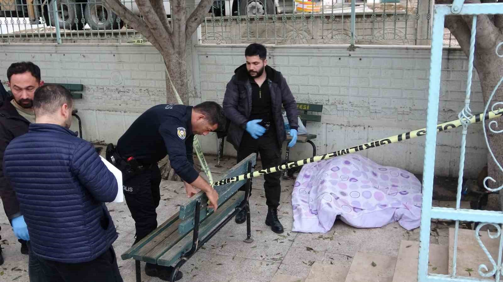 Unsur bağımlıları sebebiyle mescide girmeye çekinen cemaat, cami duvarını dikenli telle çevirdi