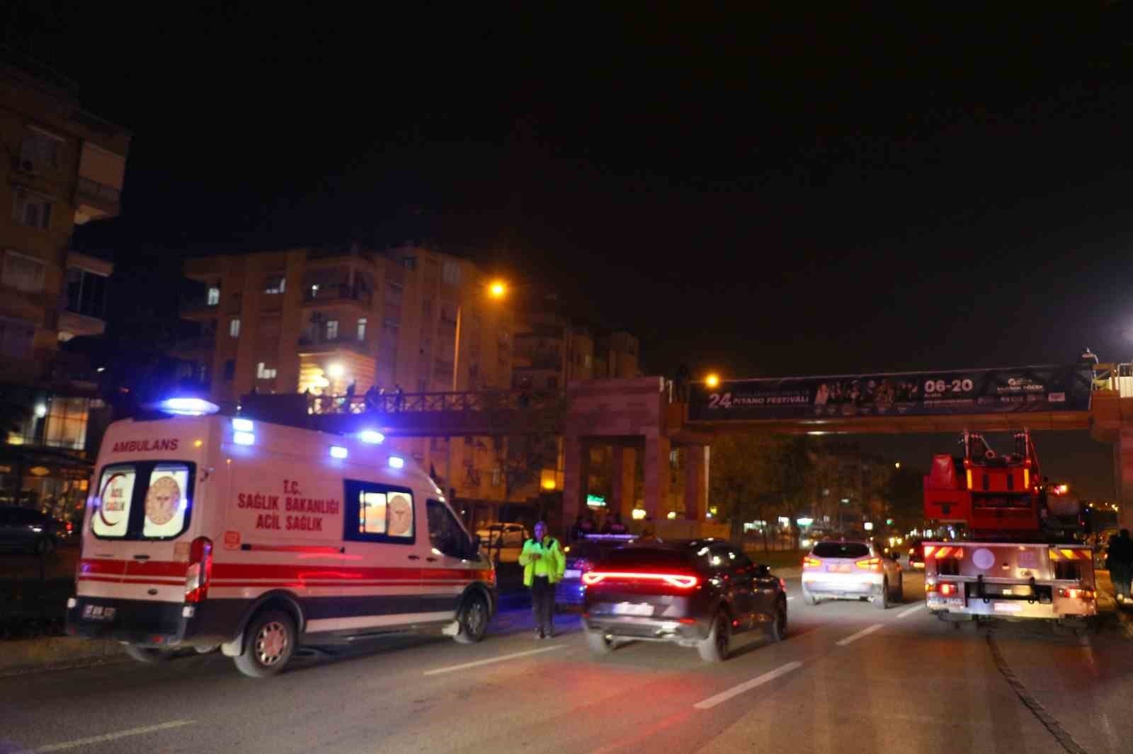 Üst geçide çıkan genç, kız arkadaşının kendini affetmesi ile hareketinden vazgeçti