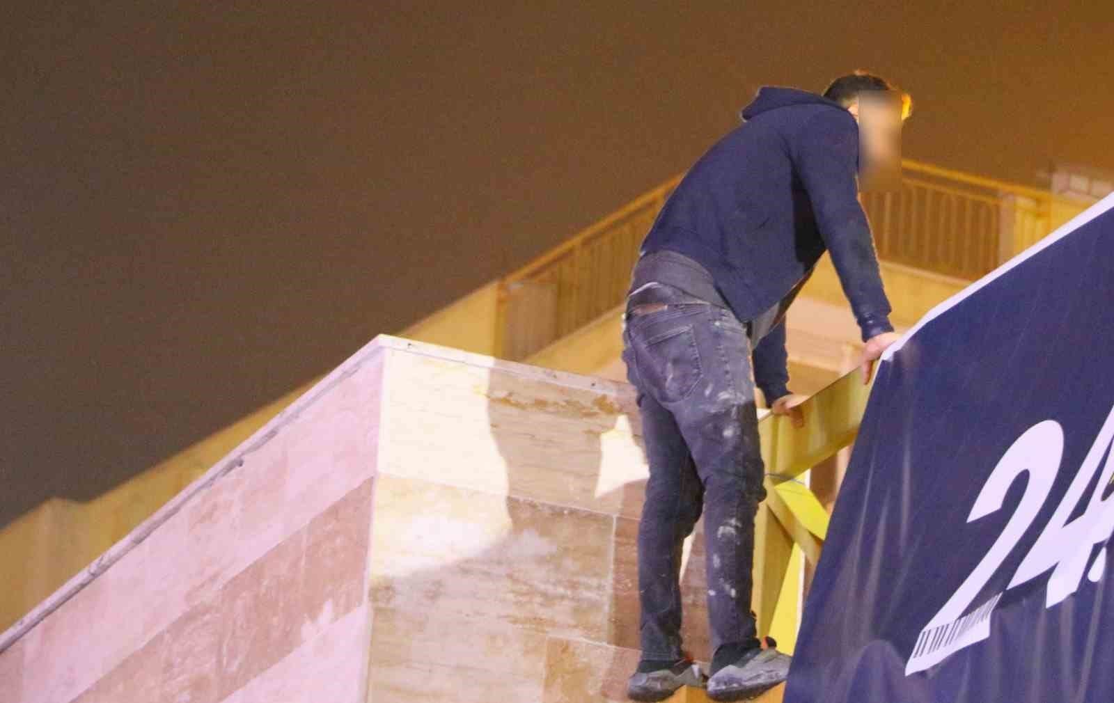 Üst geçide çıkan genç, kız arkadaşının kendini affetmesi ile hareketinden vazgeçti