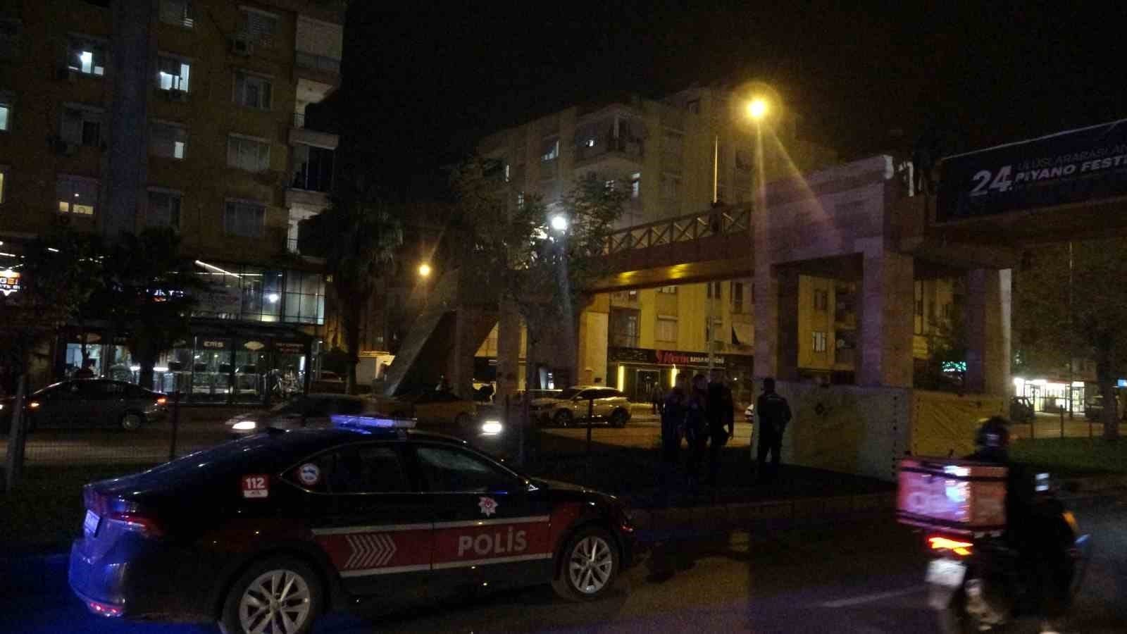 Üst geçide çıkan genç, kız arkadaşının kendini affetmesi ile hareketinden vazgeçti